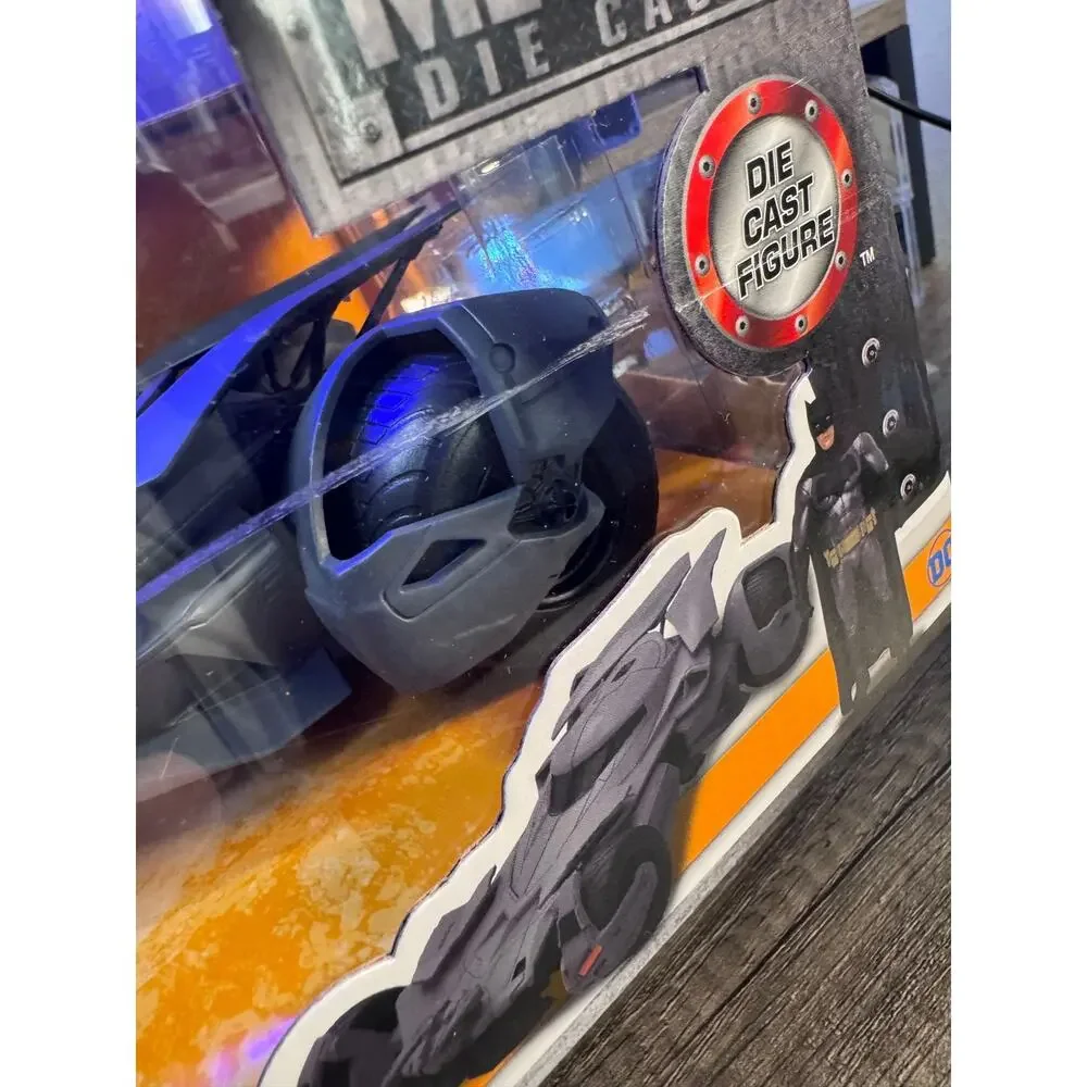 Metals Diecast 1/24 Batman Vs. Superman Batmobile and Batman figure